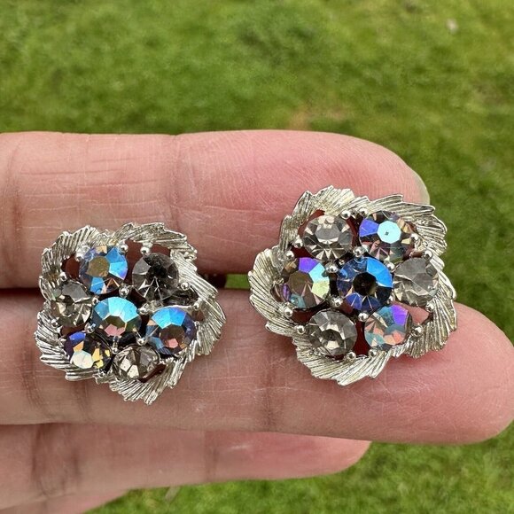 VTG Lisner Bloom Flower Earrings 0.75" Blue Aurora Borealis Crystals Signed MCM - Picture 2 of 7